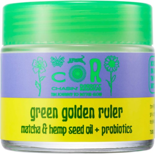 En liten burk med grön lock märkt 'green golden ruler' innehållande matcha, hampafröolja och probiotika.