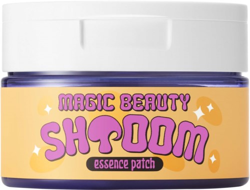 En lille krukke med lilla låg mærket 'Magic Beauty Shroom Essence Patch' i legende rosa og lilla tekst.