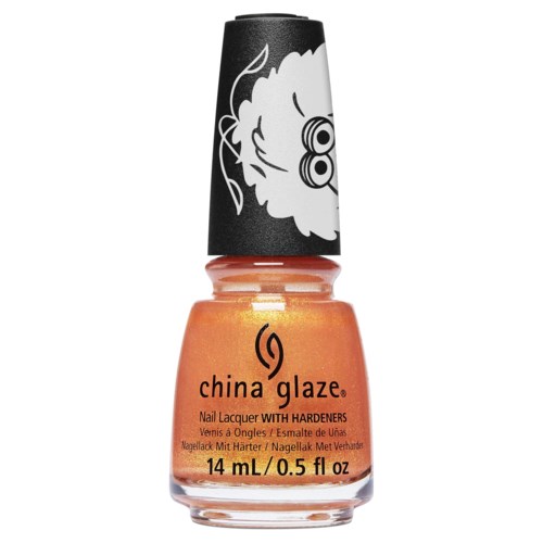 En flaska orange nagellack med svart och vitt fårthemmat lock, märkt 'china glaze'.