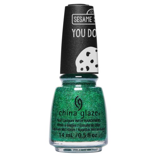 En liten flaska grön glitternagellack med Sesame Street-design på locket.