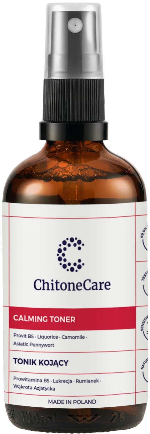 Mała brązowa butelka z rozpylaczem, oznaczona ChitoneCare Calming Toner, z składnikami takimi jak lukrecja i rumianek.