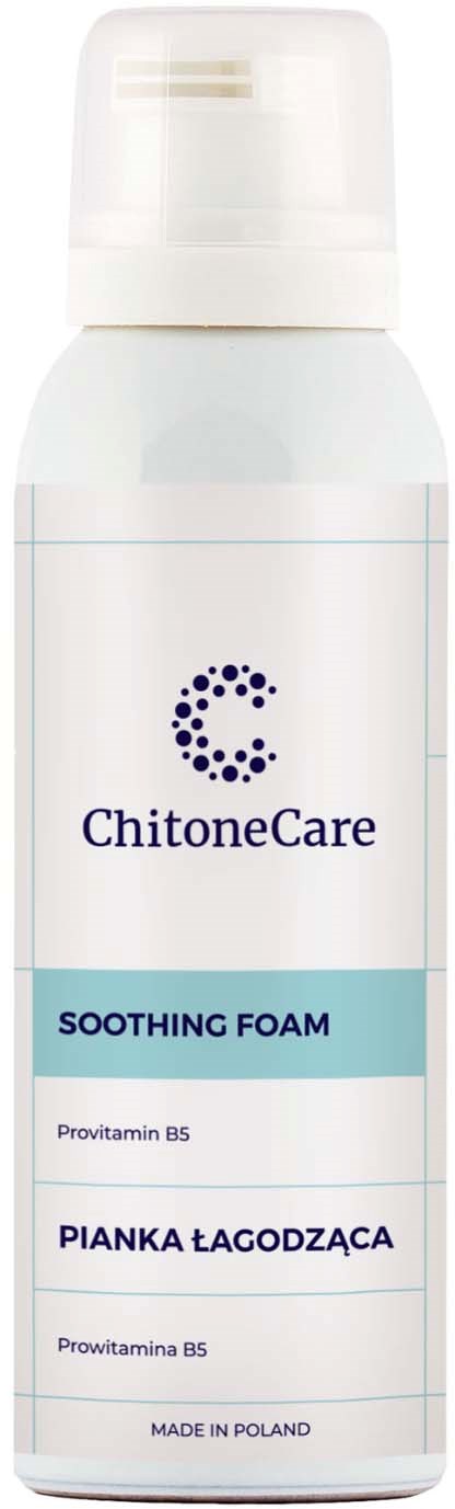Valkoinen pullo, jossa valkoinen kansi, merkattu 'ChitoneCare Soothing Foam' sinisellä ja violetilla tekstillä.