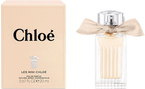 Chloé parfymeflaske med beige eske, klar flaske, og sløyfe på lokket.