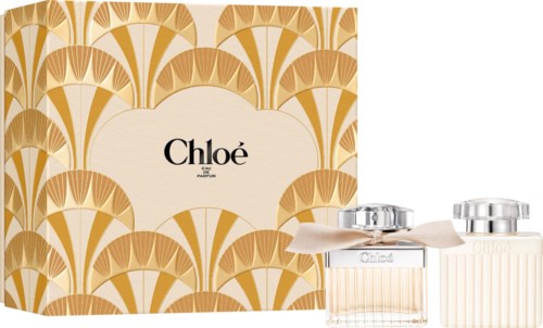 Pudełko perfum Chloe z złotym geometrycznym wzorem i dwie butelki perfum z srebrnym korkiem.