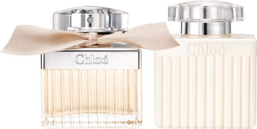Dwa perfumy Chloe, jedna z beżową wstążką i druga bez, prezentują elegancki design i przezroczyste nakrętki.