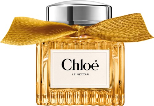 Ein Parfümflasche mit goldenem Band um den Hals und silberner Kappe, labeled Chloe Le Nectar.