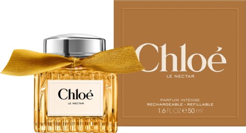 Eine Glas-Parfüfmaträgerflasche mit gelbem Band neben einer braunen Schachtel mit weißen und goldenen Schriftzügen für Chloe Le Nectar.