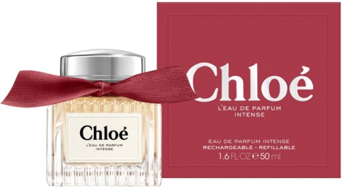 Chloé-hajuvesipullo, jossa on nauha, ja sen vieressä punainen laatikko, jossa on logo ja tiedot.