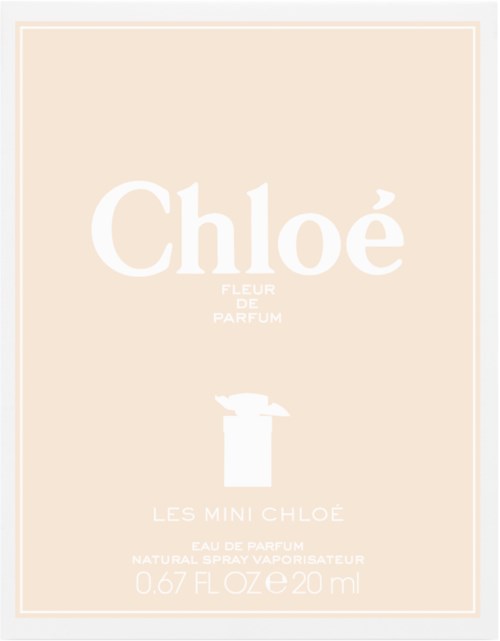 En ljus persikfärgad bakgrund med vit text och en liten vit parfymflaska, som annonserar Chloé-parfym.