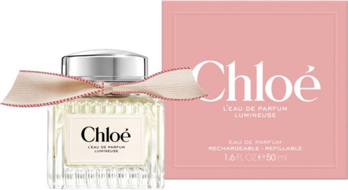Parfyymipullo, pinkki laatikko, nauha kaulalla ja nimi Chloé.
