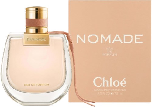 Hajuvesipullo, jossa on kultainen korkki ja pinkki nauha, ja vieressä vaaleanpunainen laatikko, jossa lukee "NOMAD" ja "Chloé."