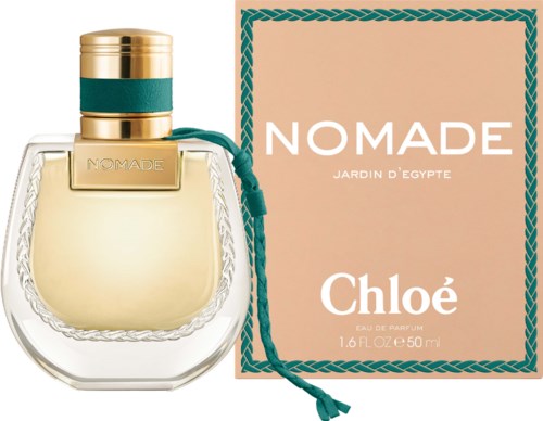 Parfyymipullo nimeltä Nomade Chloélta, pinkki laatikko ja vihreä nauha, symboloiden raikasta ja eleganttia tuoksua.