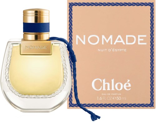 Hajuvesipullo ja rasia, merkitty Chloé Nomade Eau de Parfum, kullattu ja navy-väriinen kansi, vaaleanpunainen laatikko.