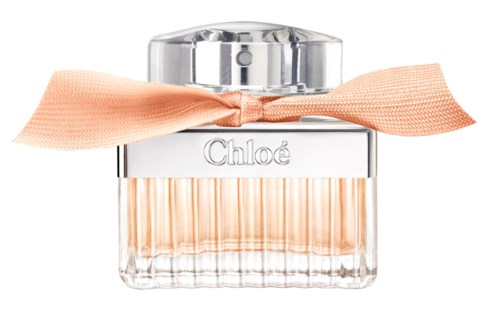 Ein Parfümflasche mit einer rosa Schleife, durchsichtiges Design und "Chloe"-Schrift auf dem silbernen Deckel.