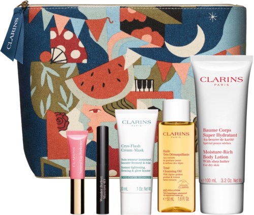 Zestaw produktów pielęgnacyjnych Clarins z kolorową pękniętą torbą w tle. Zawiera balsam do ciała, maskę, olejek do twarzy i więcej.