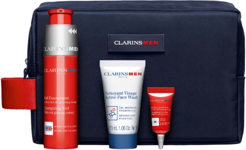 En kampskincare för män med en väska, innehållande gel, ansiktsrengöring och en liten tub, alla märkta Clarins Men.