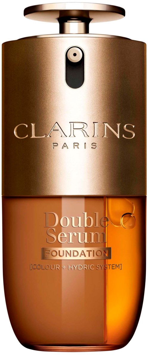 En Clarins-foundationsflaska med guldlock och orange vätska, märkt "Double Serum" och "Foundation."