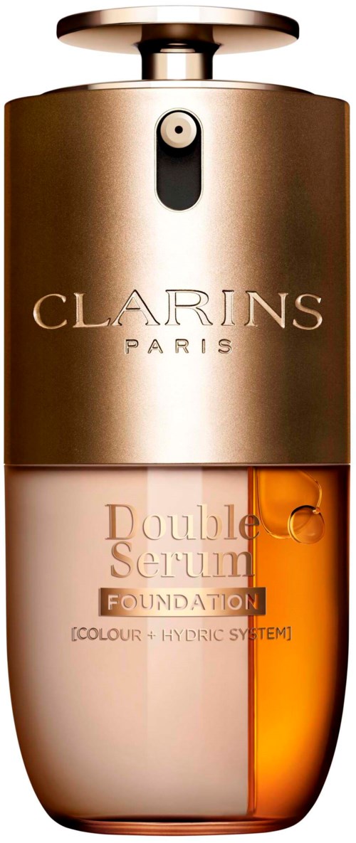 En kosmetikflaska i guld- och bärnstensfärger, märkt 'Clarins Paris Double Serum Foundation', avsedd för hudvård.