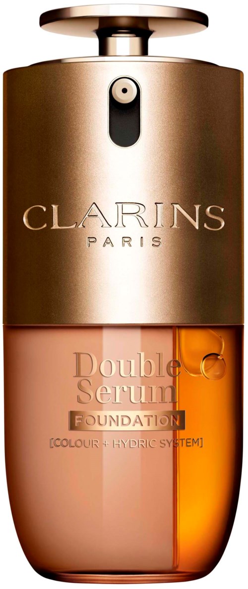 En kosmetikflaska märkt Clarins Paris, dubbel serum foundation, med guldkork och orangefärgad vätska inuti.