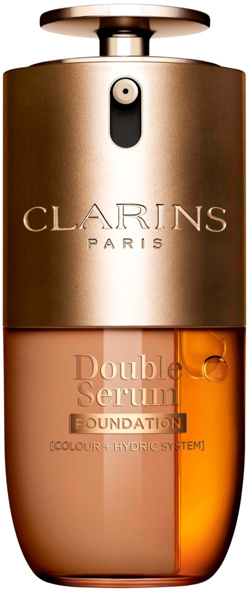 En hudvårdsprodukt i en guldfärgad och bärnstensfärgad flaska, märkt "Clarins Paris Double Serum Foundation."