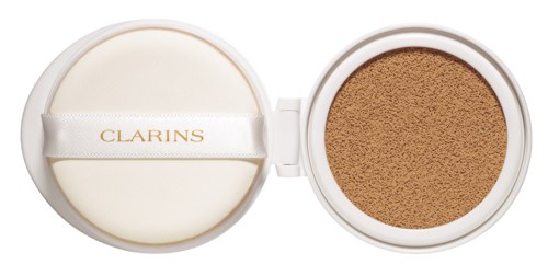 En kompakt foundation från Clarins med en puff till vänster och en svamp till höger.