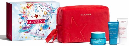 Etsett med Clarins hudpleieprodukter, rød veske og festlig emballasje.