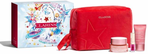 Ein Clarins-Geschenkset enthält eine bunte Box, eine rote Tasche und Hautpflegeprodukte wie Creme und Serum.