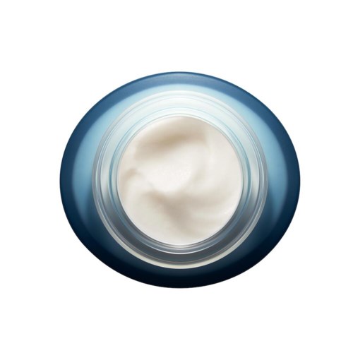 En behållare med vit kräm eller lotion inuti, sedd uppifrån med en blå ytterkant.