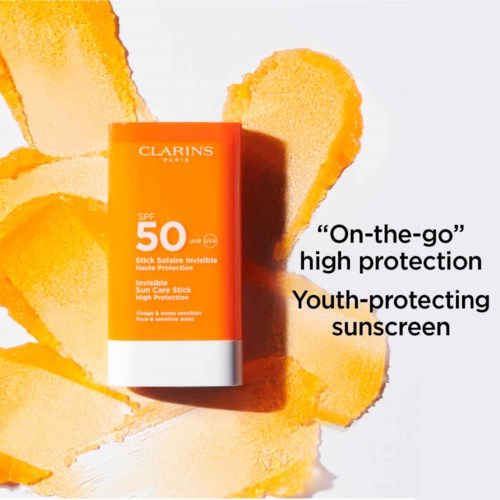 En ljusorange solkrämstift med SPF 50, omgiven av apelsinskalsskivor, med svart text som beskriver skyddsegenskaper.