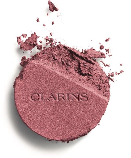 Różowy puder do makijażu z nazwą 'CLARINS', nieco pudru rozrzuconego wokół.
