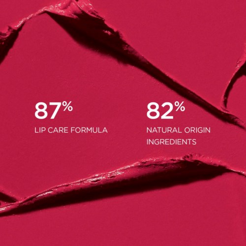Leppepleieformel med 87 % og naturlige ingredienser på 82 %. Lys rosa bakgrunn. Teksten fremhever produktfunksjoner.