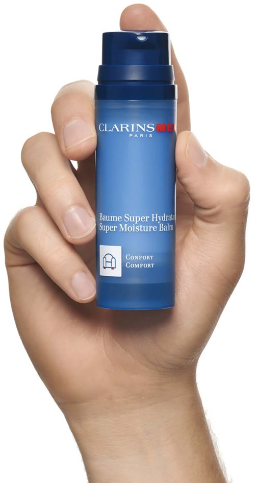 En hand håller en blå flaska med Clarins Hydra-Essentiel super fuktighetsbalsam. Flaskan har pump och en etikett.