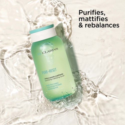 Clarins-huoltotehdas pullo, jonka ympärillä on vettä, ja se edistää puhdistavia, mattavoite ja uudistavia vaikutuksia.
