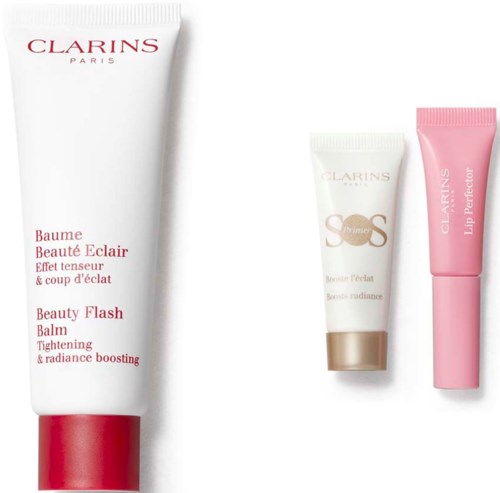 Tre Clarins hudvårdsprodukter, inklusive en vit tub med röd topp, en mindre tub med gulddetalj och ett rosa läppbalsam.