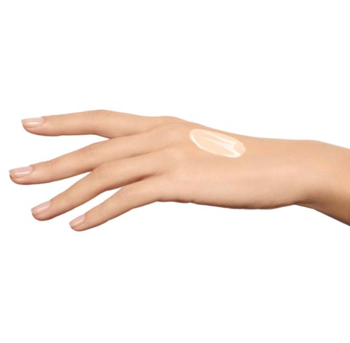 Hand med en klick av grädde eller lotion på handen. Tydlig bakgrund, fokusera på hud och produkt.