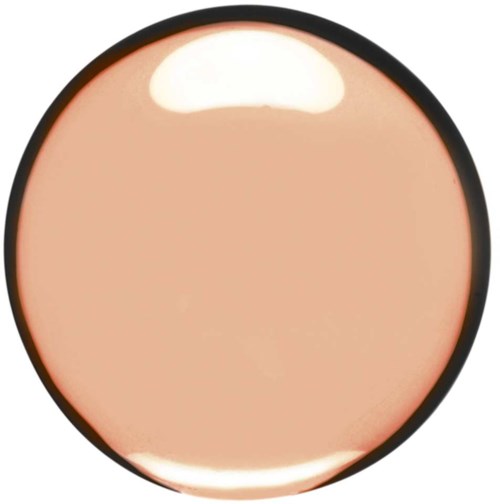 En rund makeup-compact med persikofärgat puder inuti. Compacten har en svart ytterkant.