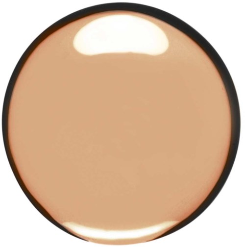 En kompakt beige sminkprodukt, rund med en mörk kant och en glänsande, slät yta.