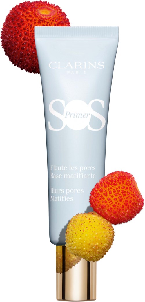 En tub med Clarins SOS Primer med färgglada lychéfrukter runt omkring.
