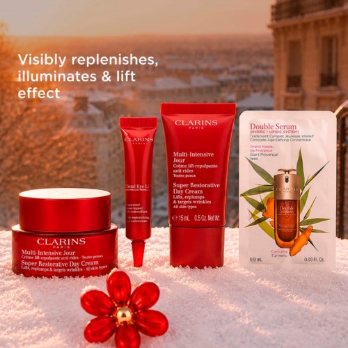 Clarins hudvårdsprodukter, inklusive krämer och serum, med en läderväska och ett påse på snö.