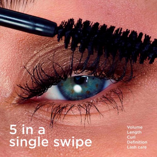 En närbild av ett blått öga med långa ögonfransar, visar mascara som appliceras med en borste. Text om mascaraapplikation.