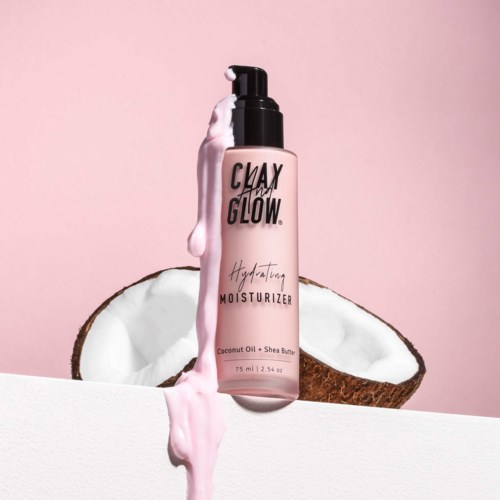 En rosa flaska med pumpmynning märkt 'Glow', omgiven av kokoshalvor. Vätska rinner från flaskan.