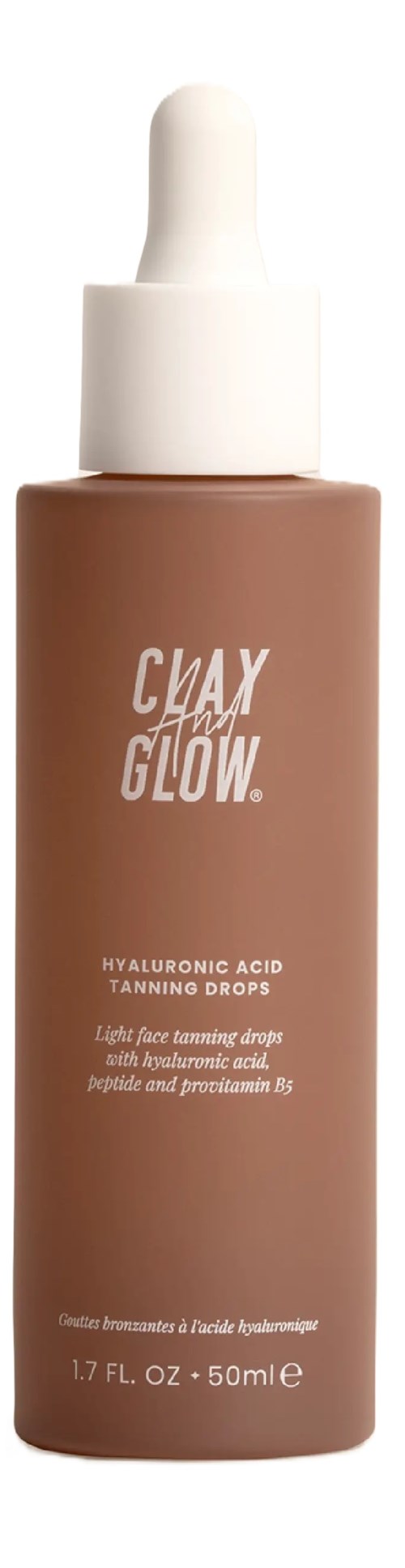 En brun flaska med en vit pipettkork, märkt "CLAY GLOW" och nämner hyaluronsyra tanning drops.