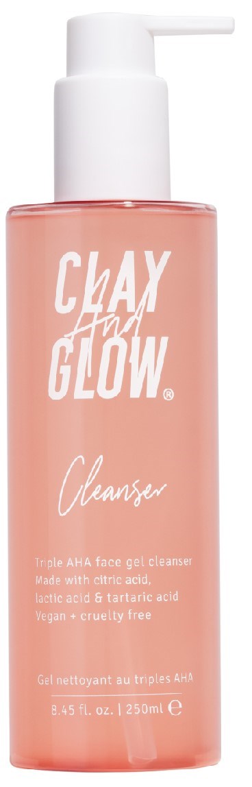 En rosa flaska för rengöring av ansiktet med pump, märkt 'Clay and Glow Cleanser', för aknebenägen hud.