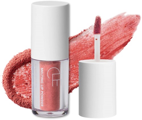 Een lipglossfles met roze gloss erachter en op het oppervlak.