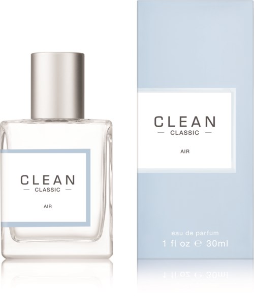 En parfymflaske mærket 'CLEAN CLASSIC AIR' ved siden af sin kasse, begge i lyseblå og hvide farver.