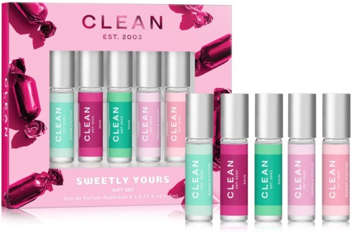 Schachtel mit sechs kleinen Parfümflaschen in Pastellfarben, Beschriftung CLEAN, mit rosa Hintergrund und Bonbons.