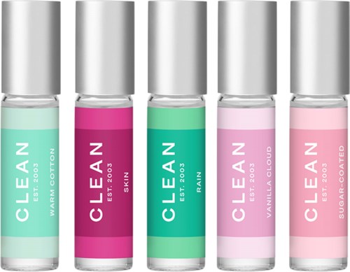 Fünf Lippen-Gloss-Röhrchen in verschiedenen Farben, jeweils mit Geschmack und Markenname, in einer Reihe.