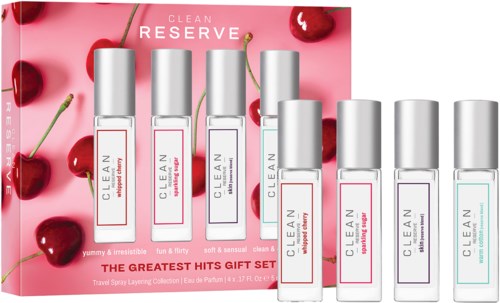 Ett set med åtta sprayflaskor märkta 'CLEAN RESERVE' med olika doftetiketter, visade på rosa bakgrund med körsbär.