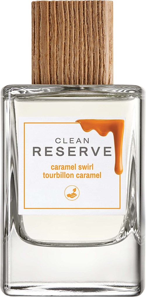 En klar glassparfymeflaske med trelokk, merket Clean Reserve caramel swirl, med karamellfarget væske som drypper fra toppen.