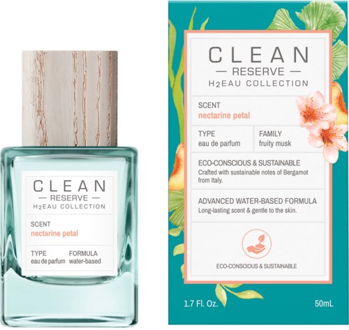 En parfyllflaska och en färgglad förpackningskartong med blommor, namnet 'Clean Reserve', doft 'nectarine petal', miljövänlig etikett.